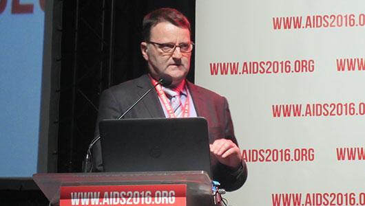 Norbert Bräu, en su presentación en AIDS 2016. Foto: Liz Highleyman, hivandhepatitis.com 
